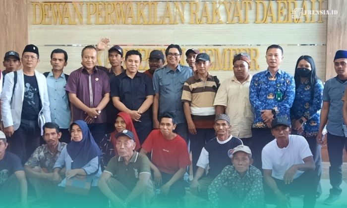 Masyarakat Pejuang Petani Hutan (MPPH) Kecamatan Mayang, Jember, bersama Lembaga Bantuan Hukum Mitra Kawula Nusantara (LBH MKN) saat setelah melakukan hearing dengan Komisi B DPRD Jember. (Foto: David). 