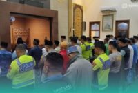 Anggota kepolisian Satlantas Polres Jember saat menjalankan ibadah sholat subuh di Masjid Baitussalam, Jember. (Foto: Istimewa). 