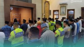 Anggota kepolisian Satlantas Polres Jember saat menjalankan ibadah sholat subuh di Masjid Baitussalam, Jember. (Foto: Istimewa). 