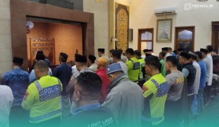 Anggota kepolisian Satlantas Polres Jember saat menjalankan ibadah sholat subuh di Masjid Baitussalam, Jember. (Foto: Istimewa).