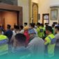 Anggota kepolisian Satlantas Polres Jember saat menjalankan ibadah sholat subuh di Masjid Baitussalam, Jember. (Foto: Istimewa). 