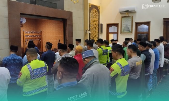 Anggota kepolisian Satlantas Polres Jember saat menjalankan ibadah sholat subuh di Masjid Baitussalam, Jember. (Foto: Istimewa). 