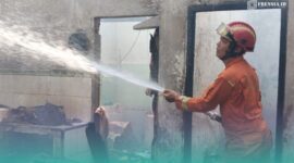 Petugas pemadam kebakaran (Damkar) Jember, saat memadamkan api di sela-sela keramik rumah yang terbakar. (Foto: Istimewa). 