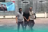 Pelaku pencabulan saat diamankan oleh pihak kepolisian Polsek Sumbersari, Jember. (Foto: Istimewa). 