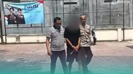Pelaku pencabulan saat diamankan oleh pihak kepolisian Polsek Sumbersari, Jember. (Foto: Istimewa). 