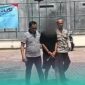 Pelaku pencabulan saat diamankan oleh pihak kepolisian Polsek Sumbersari, Jember. (Foto: Istimewa). 