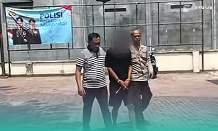 Pelaku pencabulan saat diamankan oleh pihak kepolisian Polsek Sumbersari, Jember. (Foto: Istimewa). 