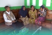 Nenek Babun (atau Bawon), warga Dusun Gadingrejo, Kecamatan Umbulsari, Jember saat di kediaman rumahnya. (paling kanan). (Foto: Istimewa). 