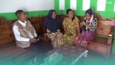 Nenek Babun (atau Bawon), warga Dusun Gadingrejo, Kecamatan Umbulsari, Jember saat di kediaman rumahnya. (paling kanan). (Foto: Istimewa). 