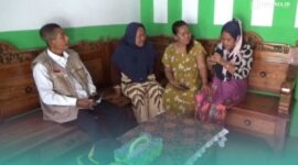 Nenek Babun (atau Bawon), warga Dusun Gadingrejo, Kecamatan Umbulsari, Jember saat di kediaman rumahnya. (paling kanan). (Foto: Istimewa). 