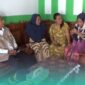 Nenek Babun (atau Bawon), warga Dusun Gadingrejo, Kecamatan Umbulsari, Jember saat di kediaman rumahnya. (paling kanan). (Foto: Istimewa). 