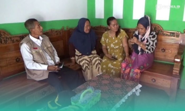 Nenek Babun (atau Bawon), warga Dusun Gadingrejo, Kecamatan Umbulsari, Jember saat di kediaman rumahnya. (paling kanan). (Foto: Istimewa). 