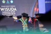 Pimpinan senat Universitas Islam Negeri Kiai Haji Achmad Siddiq (UIN KHAS) Jember saat memimpin acara Wisuda Program Sarjana ke-80 dan Program Magister ke-61, di Gedung Kuliah Terpadu (GKT), pada Selasa (13/10/202) (Foto: Humas UIN KHAS Jember). 