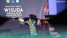 Pimpinan senat Universitas Islam Negeri Kiai Haji Achmad Siddiq (UIN KHAS) Jember saat memimpin acara Wisuda Program Sarjana ke-80 dan Program Magister ke-61, di Gedung Kuliah Terpadu (GKT), pada Selasa (13/10/202) (Foto: Humas UIN KHAS Jember).
