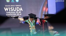Pimpinan senat Universitas Islam Negeri Kiai Haji Achmad Siddiq (UIN KHAS) Jember saat memimpin acara Wisuda Program Sarjana ke-80 dan Program Magister ke-61, di Gedung Kuliah Terpadu (GKT), pada Selasa (13/10/202) (Foto: Humas UIN KHAS Jember). 
