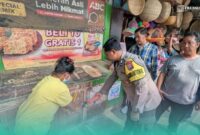 Anggota Polsek Kaliwates, Jember, saat melakukan olah TKP di Pasar Tanjung, Jember. (Foto: Istimewa). 