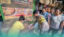 Anggota Polsek Kaliwates, Jember, saat melakukan olah TKP di Pasar Tanjung, Jember. (Foto: Istimewa). 