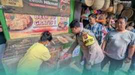 Anggota Polsek Kaliwates, Jember, saat melakukan olah TKP di Pasar Tanjung, Jember. (Foto: Istimewa). 