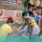 Anggota Polsek Kaliwates, Jember, saat melakukan olah TKP di Pasar Tanjung, Jember. (Foto: Istimewa). 