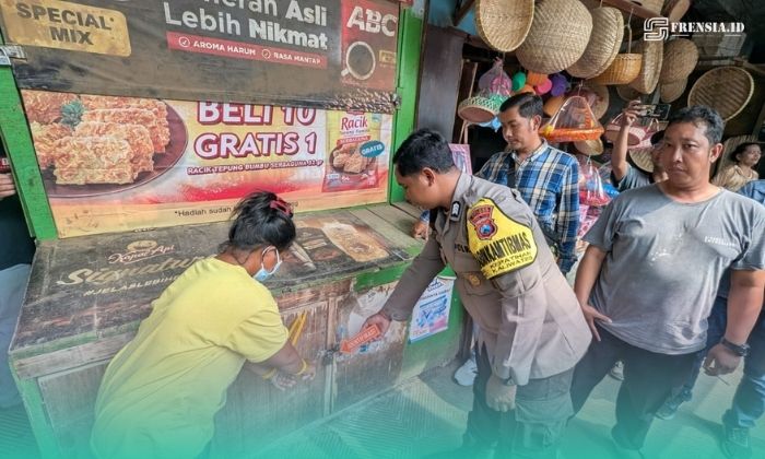 Anggota Polsek Kaliwates, Jember, saat melakukan olah TKP di Pasar Tanjung, Jember. (Foto: Istimewa). 