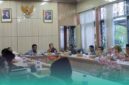 Warga Desa Pakis dan Suci, Kecamatan Panti, Jember, saat melakukan audiensi dengan Komisi A DPRD Jember. (Foto: Fadli/Frensia).