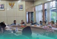 Warga Desa Pakis dan Suci, Kecamatan Panti, Jember, saat melakukan audiensi dengan Komisi A DPRD Jember. (Foto: Fadli/Frensia).