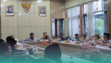 Warga Desa Pakis dan Suci, Kecamatan Panti, Jember, saat melakukan audiensi dengan Komisi A DPRD Jember. (Foto: Fadli/Frensia).