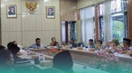 Warga Desa Pakis dan Suci, Kecamatan Panti, Jember, saat melakukan audiensi dengan Komisi A DPRD Jember. (Foto: Fadli/Frensia).