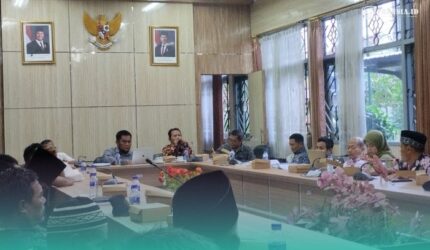 Warga Desa Pakis dan Suci, Kecamatan Panti, Jember, saat melakukan audiensi dengan Komisi A DPRD Jember. (Foto: Fadli/Frensia).