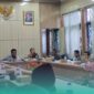 Warga Desa Pakis dan Suci, Kecamatan Panti, Jember, saat melakukan audiensi dengan Komisi A DPRD Jember. (Foto: Fadli/Frensia).
