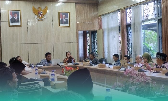 Warga Desa Pakis dan Suci, Kecamatan Panti, Jember, saat melakukan audiensi dengan Komisi A DPRD Jember. (Foto: Fadli/Frensia).