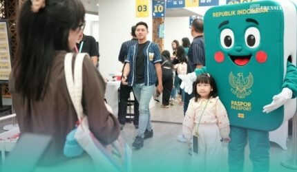 Masyarakat yang akan mengurusi paspor di Kantor Imigrasi. (Foto: Istimewa).