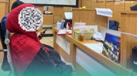 FE, Korban dugaan tindak pidana kekerasan seksual dan percobaan aborsi tanpa persetujuan perempuan saat di Polda Jatim. (Foto: Istimewa). 