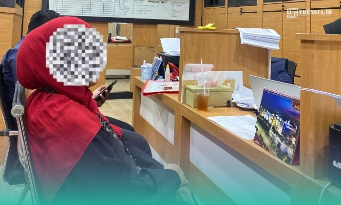 FE, Korban dugaan tindak pidana kekerasan seksual dan percobaan aborsi tanpa persetujuan perempuan saat di Polda Jatim. (Foto: Istimewa). 