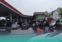 Salah satu Stasiun Pengisian Bahan Bakar Minyak (BBM) di Jl. Ahmad Yani, Jember kota. (Foto: Fadli/Frensia). 