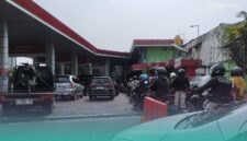Salah satu Stasiun Pengisian Bahan Bakar Minyak (BBM) di Jl. Ahmad Yani, Jember kota. (Foto: Fadli/Frensia). 