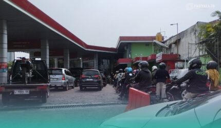 Salah satu Stasiun Pengisian Bahan Bakar Minyak (BBM) di Jl. Ahmad Yani, Jember kota. (Foto: Fadli/Frensia).