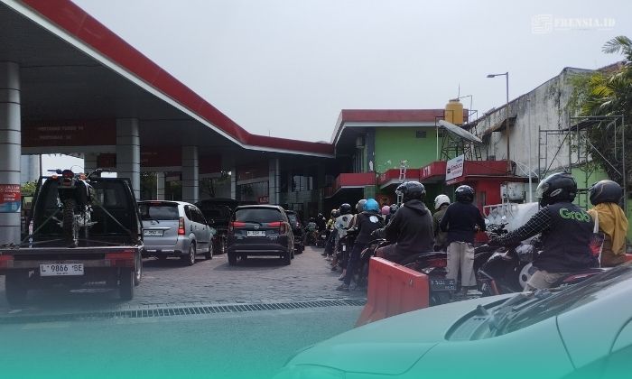 Salah satu Stasiun Pengisian Bahan Bakar Minyak (BBM) di Jl. Ahmad Yani, Jember kota. (Foto: Fadli/Frensia). 