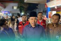 Bupati Jember, Muhammad Fawait, saat diwawancara awak media, setelah meninjau antrean BBM di salah satu SPBU di Kabupaten Jember. (Foto: Sigit/Frensia). 