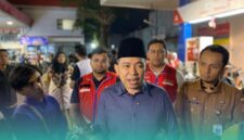 Bupati Jember, Muhammad Fawait, saat diwawancara awak media, setelah meninjau antrean BBM di salah satu SPBU di Kabupaten Jember. (Foto: Sigit/Frensia). 