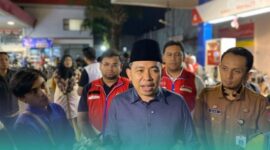 Bupati Jember, Muhammad Fawait, saat diwawancara awak media, setelah meninjau antrean BBM di salah satu SPBU di Kabupaten Jember. (Foto: Sigit/Frensia). 