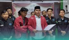 Ketua Senat Mahasiswa (SEMA) UIN KHAS Jember, Muhammad Oky Mabruri, saat menyampaikan penolakan sikap soal rencana sosialisasi calon rektor di Lumajang (Foto: Fadli/Frensia).