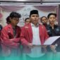 Ketua Senat Mahasiswa (SEMA) UIN KHAS Jember, Muhammad Oky Mabruri (tengah), saat menyampaikan penolakan sikap soal rencana pemaparan visi-misi calon rektor di Lumajang (Foto: Fadli/Frensia).