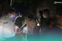 Pihak kepolisian bersama warga setempat saat melakukan evakuasi mayat di Kuburan China, Dusun Krajan, Desa Kencong, Kecamatan Kencong, Jember. (Foto: Humas Polsek Kencong). 