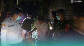 Pihak kepolisian bersama warga setempat saat melakukan evakuasi mayat di Kuburan China, Dusun Krajan, Desa Kencong, Kecamatan Kencong, Jember. (Foto: Humas Polsek Kencong). 