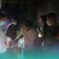 Pihak kepolisian bersama warga setempat saat melakukan evakuasi mayat di Kuburan China, Dusun Krajan, Desa Kencong, Kecamatan Kencong, Jember. (Foto: Humas Polsek Kencong). 
