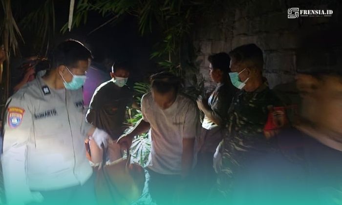 Pihak kepolisian bersama warga setempat saat melakukan evakuasi mayat di Kuburan China, Dusun Krajan, Desa Kencong, Kecamatan Kencong, Jember. (Foto: Humas Polsek Kencong). 