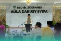 Bupati Jember, Muhammad Fawait, saat sambutan dalam agenda Bakti Sosial Kesehatan di Aula Darusy Syifa, RSD dr. Soebandi, Jember.(Foto: Fadli/Frensia). 