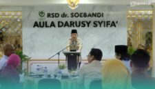 Bupati Jember, Muhammad Fawait, saat sambutan dalam agenda Bakti Sosial Kesehatan di Aula Darusy Syifa, RSD dr. Soebandi, Jember.(Foto: Fadli/Frensia). 