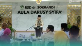 Bupati Jember, Muhammad Fawait, saat sambutan dalam agenda Bakti Sosial Kesehatan di Aula Darusy Syifa, RSD dr. Soebandi, Jember.(Foto: Fadli/Frensia). 